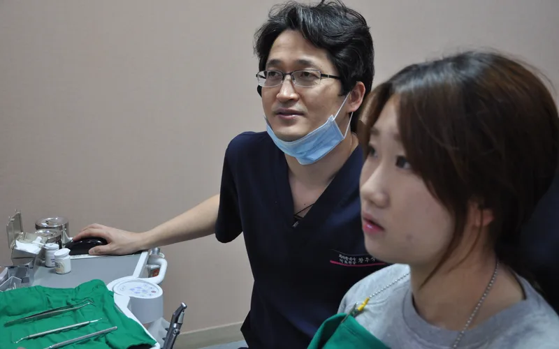 원장이 환자와 충분히 상담하며 두려움을 덜어주는 모습
