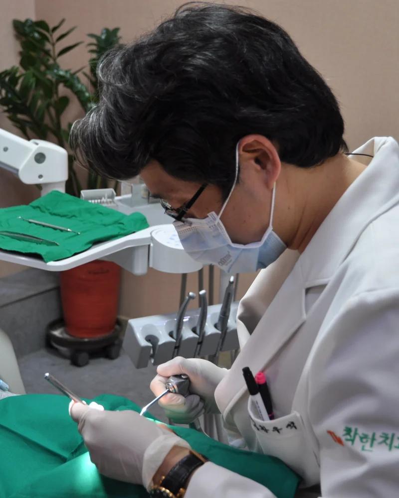 현미경급 집중으로 정밀하게 진료하는 모습